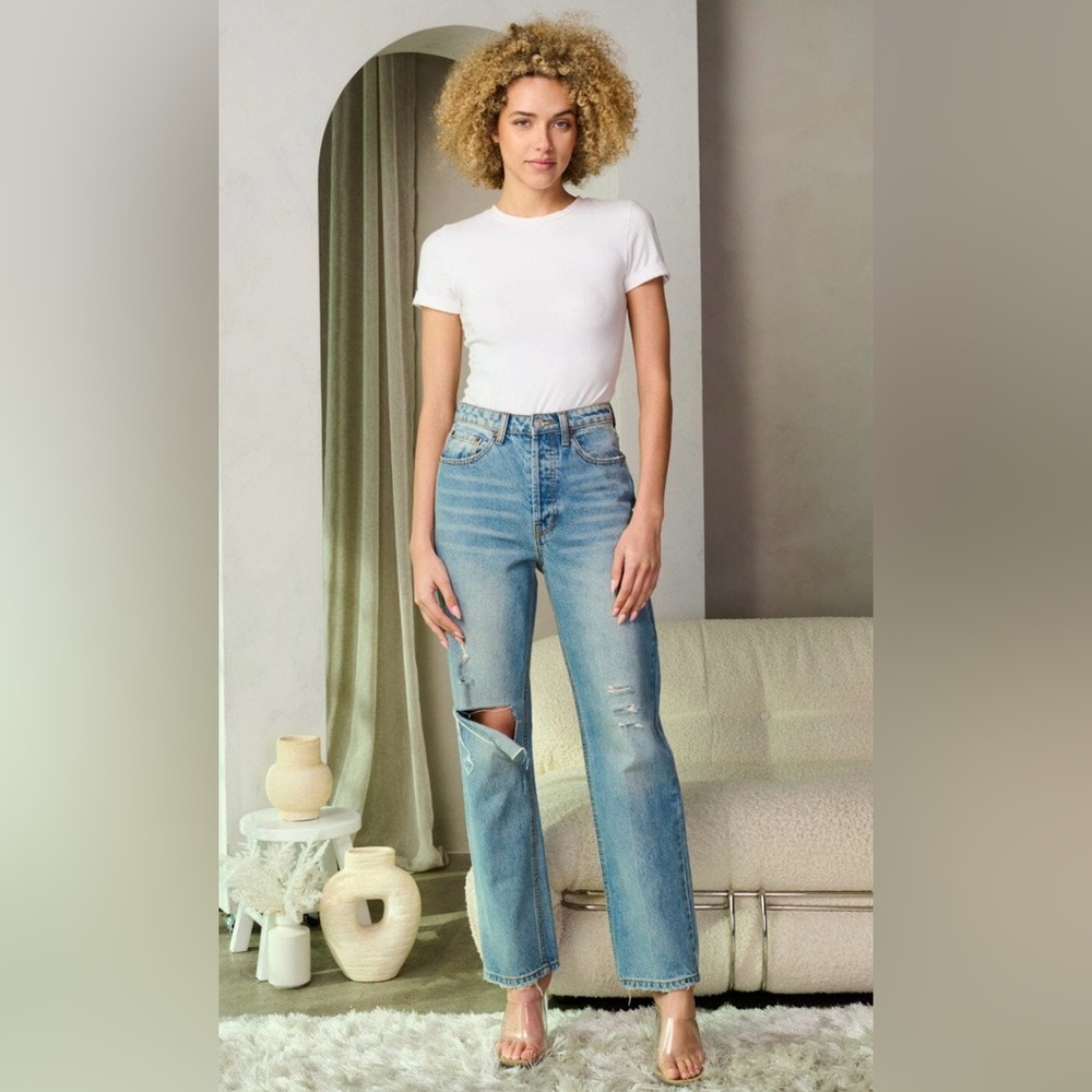 Signature 8 High Waisted Straight Leg Distressed Denim Jeans in Washed Blue NWT